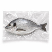 Whole sea bream in a transparent high-barrier vacuum pouch with small direct print